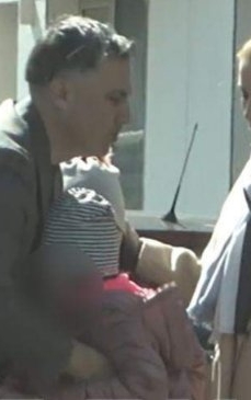 Alexandru Ciucu a mers să își ia fetițele de la Alina Sorescu. S-a lăsat cu lacrimi. Imaginile sunt zguduietoare