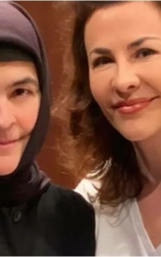 Sora Adinei Alberts este măicuță. S-a călugărit la 26 de ani, iar medicul și familia ei au fost foarte supărați pe ea: Nu am inteles-o niciodata, doar ca am invatat sa o respectam