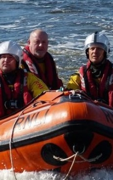 Un vas cu turiști a naufragiat pe un lac din Italia - 20 de persoane sunt date dispărute