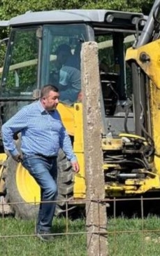 Un primar din Iași își face STÂNĂ cu utilajele și oamenii instituției - VIDEO