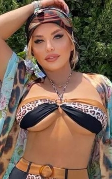 Loredana Groza, mult prea sexy într-o bluză foarte decoltată și pantaloni scurți. Artista are 52 de ani