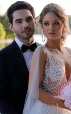 Cine e cântăreața cu care Răzvan Miheț a înlocuit-o pe Oana Matache. Fostul cumnat al Deliei a făcut furori la nunta lui Smiley   
