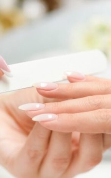Sfaturi pentru îngrijirea unghiilor după vârsta de 50 de ani. Ce recomandă specialiștii în beauty