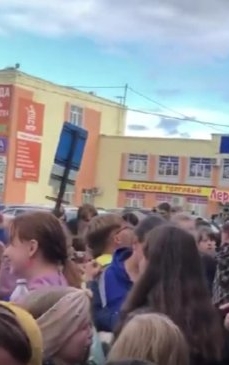 Sute de copii în PERICOL după ce s-au înghesuit pentru înghețată gratuită! Imagini dramatice în Rusia, de Ziua Copilului