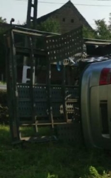 Microbuz cu pasageri, implicat într-un accident în Timiș! Trei răniți, printre care și un copil de 3 ani