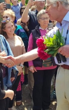 Regele Charles, pe Valea Zălanului. Suveranul britanic a fost întâmpinat de localnici - VIDEO