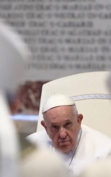 Ritual de purificare a altarului Bazilicii Sf. Petru din Vatican, după ce un bărbat care a protestat dezbrăcat
