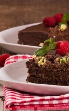 Brownie cu zmeură și fistic. Desertul vedetă al verii