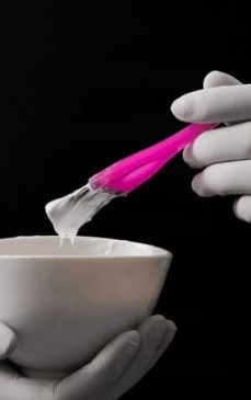 Cum îți vopsești corect părul acasă: sfaturi pas cu pas pentru a acoperi rădăcinile crescute