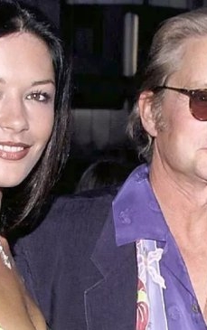 Catherine-Zeta Jones și Michael Douglas, o iubire mai mare decât diferența de vârstă, cancerul și tulburarea bipolară. Imagini de colecție