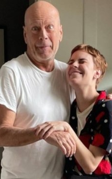 Imagini înduioșătoare cu Bruce Willis. 'E greu să trăiești cu demența'. Cum arată acum