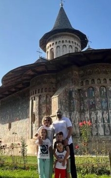 Mirela Vaida are vilă de lux în Snagov, dar își construiește casă și în Bucovina: „Visam la căsuța din lemn în care ne-am dori să ne petrecem sărbătorile”