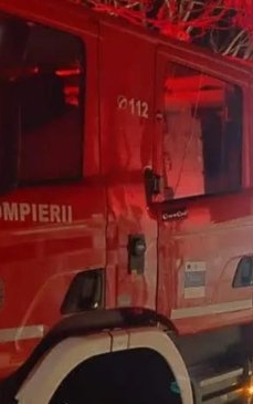 Incendiu puternic în Capitală, lângă Maternitatea Giulești - La subsolul clădirii sunt depozitate materiale inflamabile