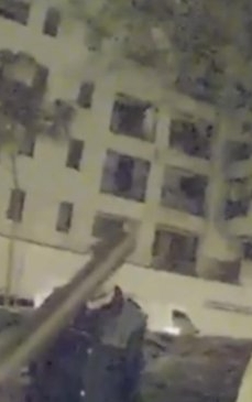 Noi imagini în cazul tânărului drogat care ar fi murit după bătăile polițiștilor - Înregistrare de pe bodycam-ul unui agent