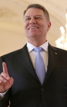 Legea prin care cei care au făcut poliție politică nu mai pot fi decorați, promulgată de președintele Iohannis