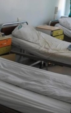 Numai pacient să nu fii! Bătrân legat de pat, de un paznic, în vreme ce o asistentă țipă la el: scene șocante la Spitalul din Brăila VIDEO 
