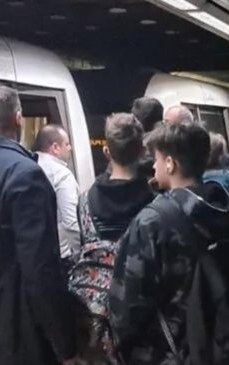 Circulația metrourilor, blocată! Tentativă de sinucidere. Un bărbat s-a aruncat în faa trenului, în stația Bucur Obor