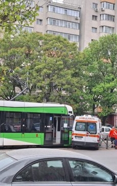 Un tramvai s-a ciocnit cu o ambulanță cu pacient, în zona Pieței Obor, din Capitală 