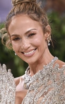 Jennifer Lopez, nici îmbrăcată, nici dezbrăcată, la Gala MET 2024. Ce rochie a purtat cântăreața / FOTO