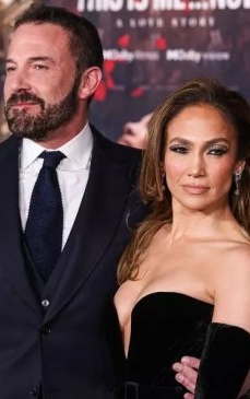 Jennifer Lopez a răbufnit când a fost întrebată, de un reporter, dacă divorțează de Ben Affleck. Gestul făcut de artistă