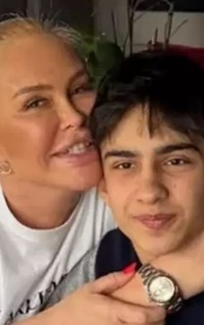 De ce Vica Blochina n-are voie să posteze poze cu fiul ei