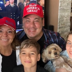Acasă, în Paradis, la Ionuț Dolănescu! Cum arată vila din Florida a artistului. Imagini cu toată familia, la plimbare pe malul Oceanului, bucurându-se de tihnă și de viața bună