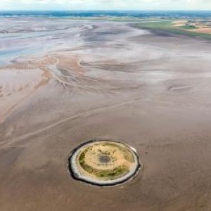 De ce a fost abandonată "Gogoaşa", insula construită de englezi în anii '70. Acum valorează peste 30 de milioane £