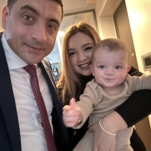 Acasă la George Simion. Cum arată apartamentul în care candidatul la prezidențiale locuiește cu soția și cu fiul lor: “Nu am casă, stau în chirie, mi-am vândut casa când am intrat în politică...”. Detaliul din dormitor care iese în evidență