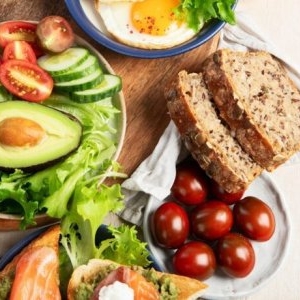 Micul dejun bogat în proteine, dar care nu include ouăle. Ce recomandă nutriționiștii pentru o dietă sănătoasă