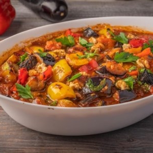 Tocană de vinete cu legume ca la mama acasă. Rețeta de post cu gust de copilărie pe care trebuie să o încerci 