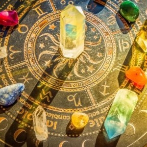 Cum poți îndepărta energia negativă folosindu-te de astrologie. Sfaturi simple și utile