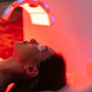 Ce este terapia cu lumină roșie și cât de sigură este pentru ten. Care sunt beneficiile sale și cu ce efecte secundare te poți confrunta
