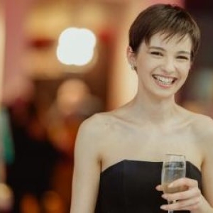Karina Jianu, premiată pentru originalitate interpretativă în cadrul premierei de gală a filmului „Hoții de subiecte”