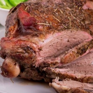 La ce temperatură se face friptura de miel la cuptor. Trucuri pentru o carne fragedă