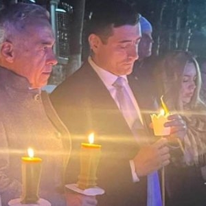 Anca Alexandrescu a publicat poza-document cu liderii suveraniști George Simion și Călin Georgescu, la slujbă, în Noaptea de Înviere