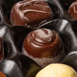 Ce sunt petele albe de pe ciocolată. Cât de sigur e să mai consumi desertul după ce au apărut