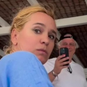 Imaginile momentului! Andreea Esca, în costum de baie, surprinsă de paparazzi tocmai în Grecia! Fiica Alexia și “nora” Laura Giurcanu i-au făcut concurență