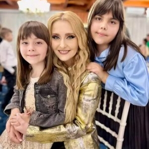 „M-au sunat speriate”. Ce s-a întâmplat cu fetițele Alinei Sorescu chiar în ziua de Paște, în vacanță cu tatăl lor