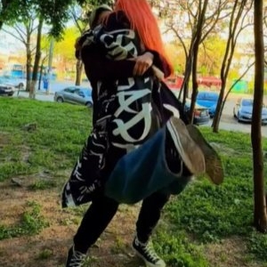 O celebră cântăreață din România a anunțat că se iubește cu o femeie! Cine este și cum arată partenera artistei