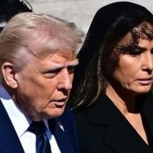 Melania Trump a împlinit 55 de ani, dar și-a marcat aniversarea la înmormântarea Papei Francisc. Prima Doamnă a Americii a întors toate privirile în Piaţa Sfântul Petru / Foto