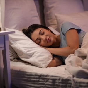 Obiceiuri nocive care îți afectează somnul. Ce recomandă specialiștii pentru odihnă completă