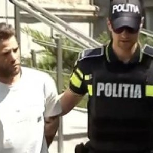 "Aţi înnebunit?". Cine este bărbatul care a amenințat cu cuțitul o femeie și i-a furat mașina. Filmul cursei nebune din Capitală