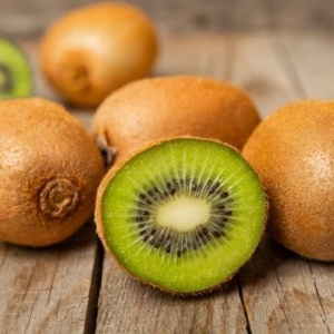 Coaja de kiwi este comestibilă și benefică pentru sănătate. Ce spun specialiștii
