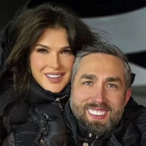 Cea mai pasională poză cu Monica Bîrlădeanu și Valeriu Gheorghiță: îmbrățișați, în Deltă, tolăniți la soare. Doctorul nu-și poate lua mâinile de pe frumoasa actriță