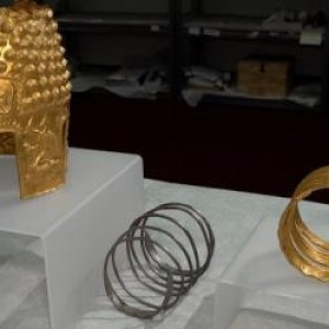 Cine sunt cei şapte suspecţi în cazul furtului coifului dacic de la Coţofeneşti de la Muzeul Drents