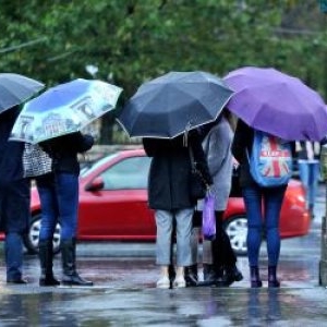 Cod galben de ploi torenţiale şi vijelii în jumătate de ţară, inclusiv în Bucureşti. Hartă meteo ANM