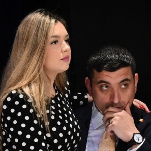 George Simion, cu soția pe genunchi la dezbatere, dar stai să vezi cum au fost surprinși Nicușor Dan și Mirabela, în culise. Gestul care spune totul despre iubirea lor