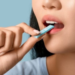 Guma de mestecat este dăunătoare pentru tine? Iată ce spun medicii stomatologi