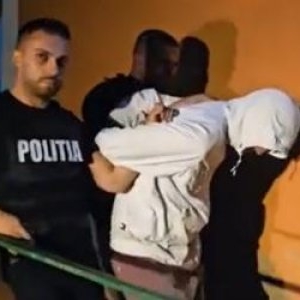 Tâlhar căutat de o lună, încăierare violentă cu poliția în București. A lovit şi mușcat un agent pe stradă, apoi s-a baricadat în casa unei rude