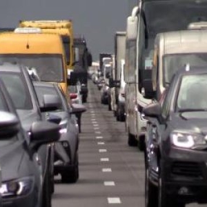 CAMERA ASCUNSĂ. Piesa obligatorie de la maşină pe care şoferii şi-o scot la service-uri